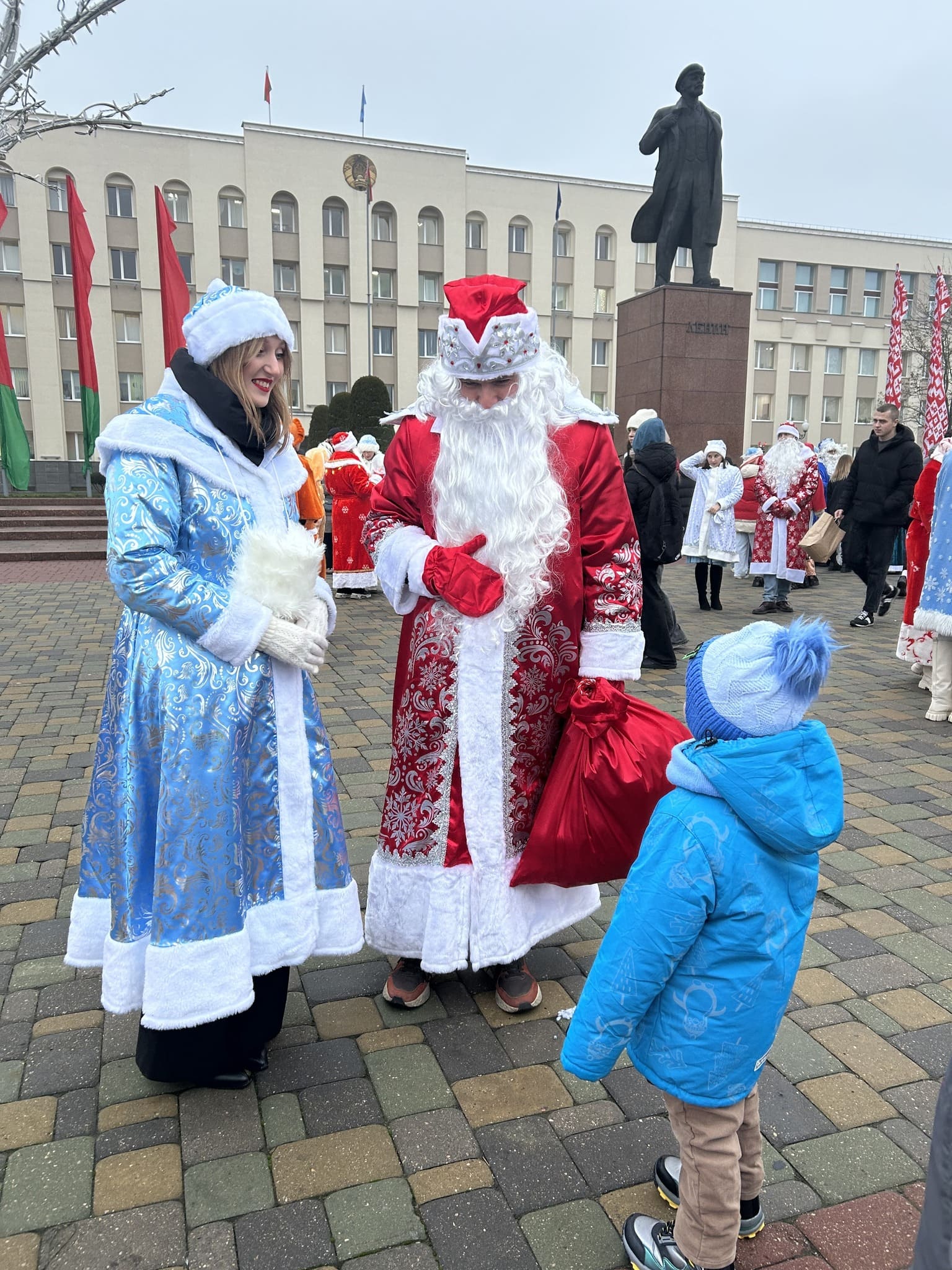 Коллектив Автобусного парка города Гродно присоединился к праздничному шествию Дедов Морозов и Снегурочек